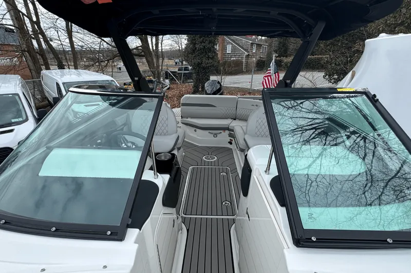 Slide: The Image of Sea Ray SLX 260 Outboard 2025 - 76