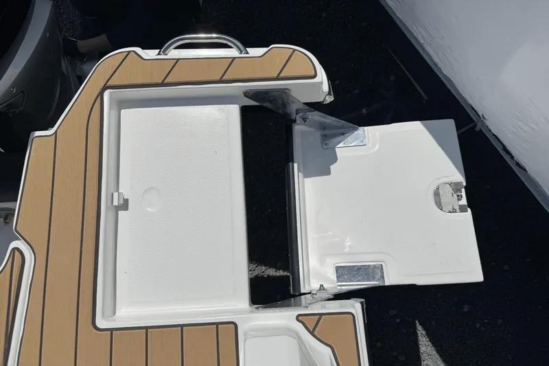 Slide: The Image of Sea Ray SLX 310 Outboard 2025 - 10