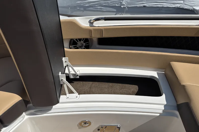 Slide: The Image of Sea Ray SLX 310 Outboard 2025 - 108