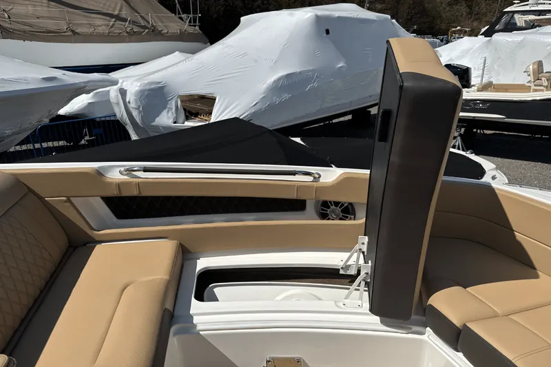 Slide: The Image of Sea Ray SLX 310 Outboard 2025 - 111