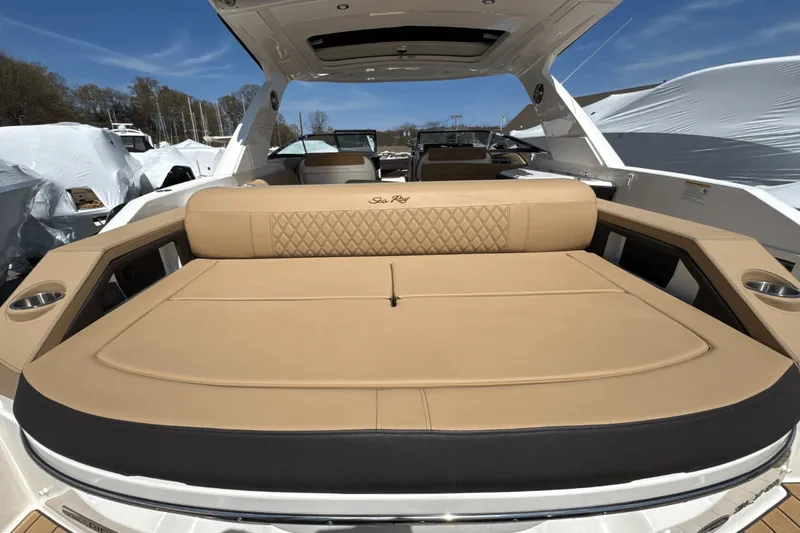 Slide: The Image of Sea Ray SLX 310 Outboard 2025 - 12