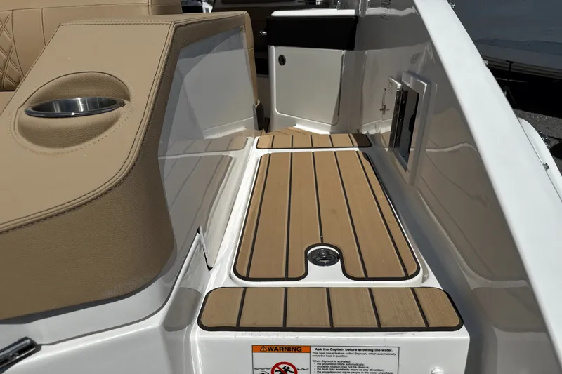 Slide: The Image of Sea Ray SLX 310 Outboard 2025 - 19