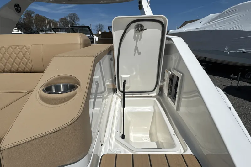 Slide: The Image of Sea Ray SLX 310 Outboard 2025 - 20