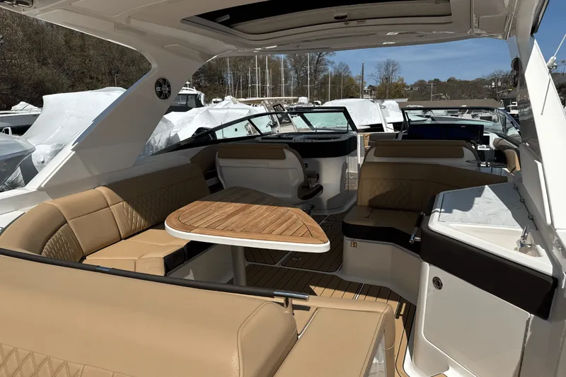 Slide: The Image of Sea Ray SLX 310 Outboard 2025 - 23