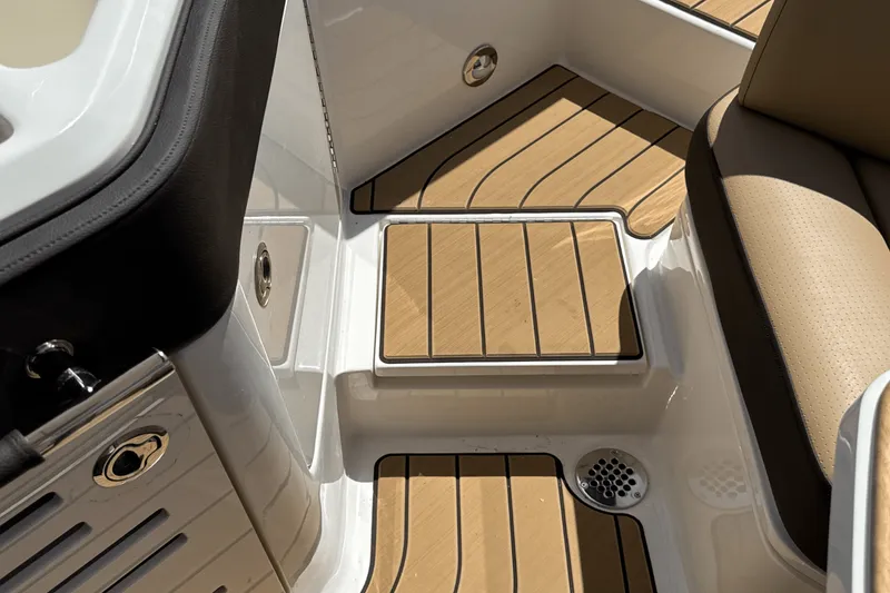 Slide: The Image of Sea Ray SLX 310 Outboard 2025 - 24