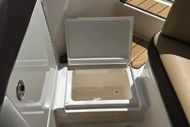 Slide: The Image of Sea Ray SLX 310 Outboard 2025 - 25