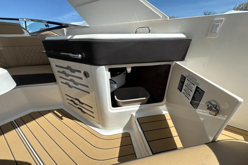 Slide: The Image of Sea Ray SLX 310 Outboard 2025 - 27