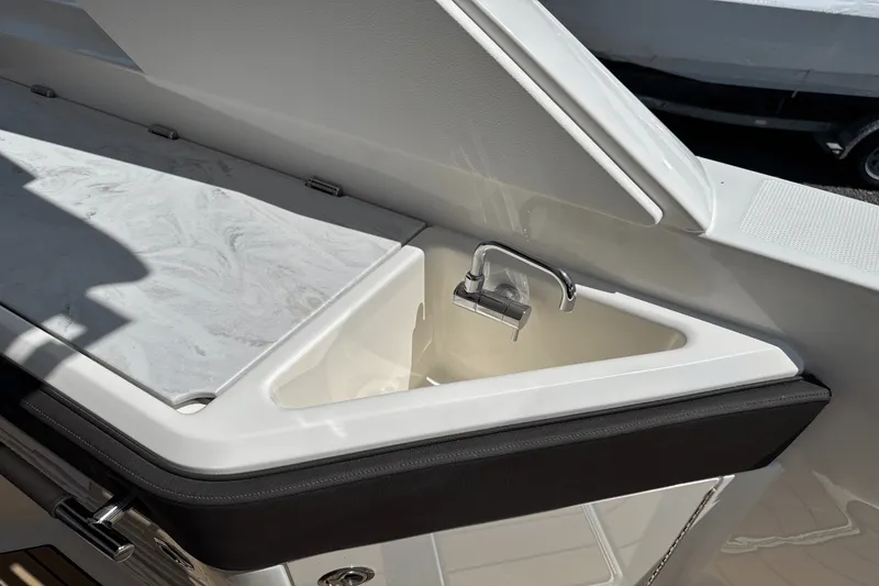 Slide: The Image of Sea Ray SLX 310 Outboard 2025 - 28