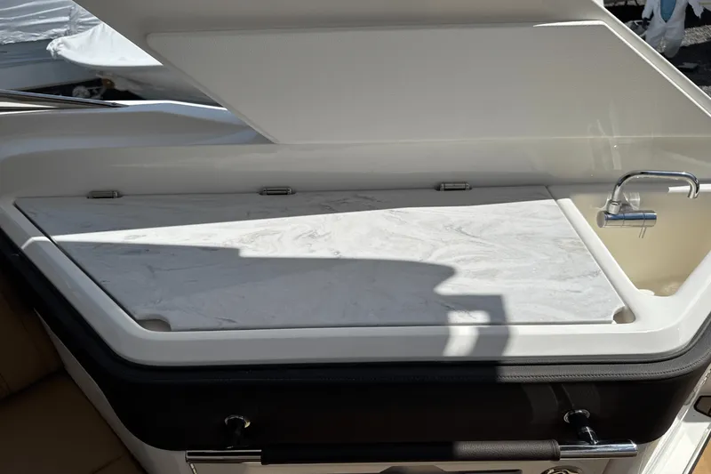 Slide: The Image of Sea Ray SLX 310 Outboard 2025 - 30