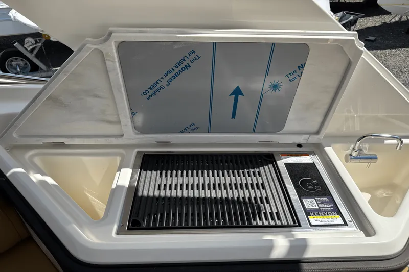 Slide: The Image of Sea Ray SLX 310 Outboard 2025 - 31