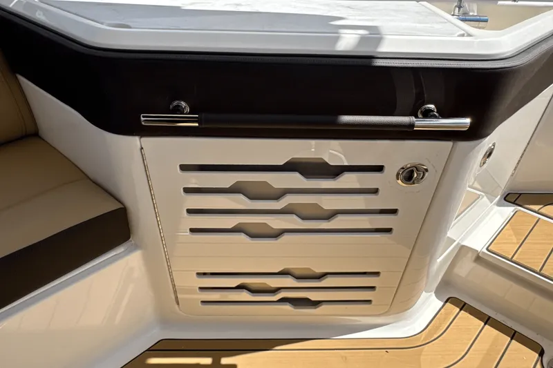 Slide: The Image of Sea Ray SLX 310 Outboard 2025 - 32