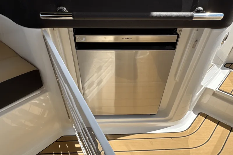 Slide: The Image of Sea Ray SLX 310 Outboard 2025 - 33