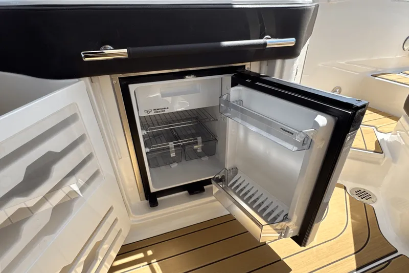 Slide: The Image of Sea Ray SLX 310 Outboard 2025 - 34