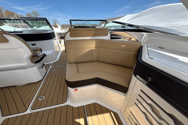 Slide: The Image of Sea Ray SLX 310 Outboard 2025 - 35