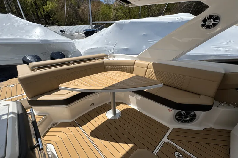 Slide: The Image of Sea Ray SLX 310 Outboard 2025 - 37