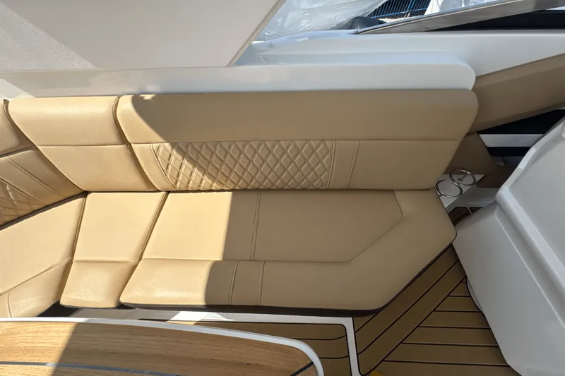 Slide: The Image of Sea Ray SLX 310 Outboard 2025 - 40