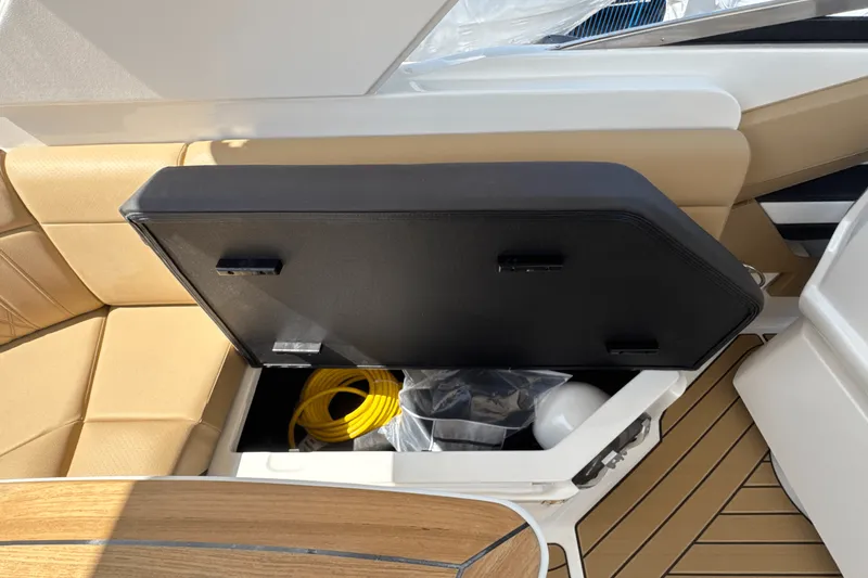 Slide: The Image of Sea Ray SLX 310 Outboard 2025 - 41