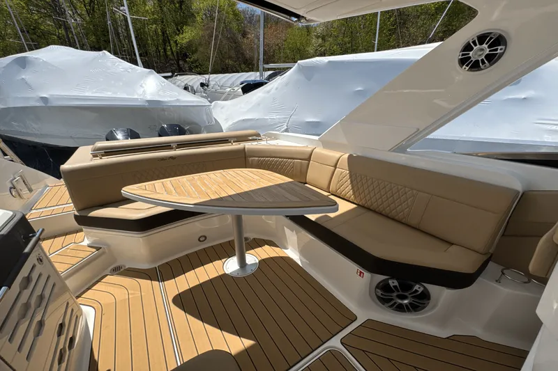 Slide: The Image of Sea Ray SLX 310 Outboard 2025 - 43