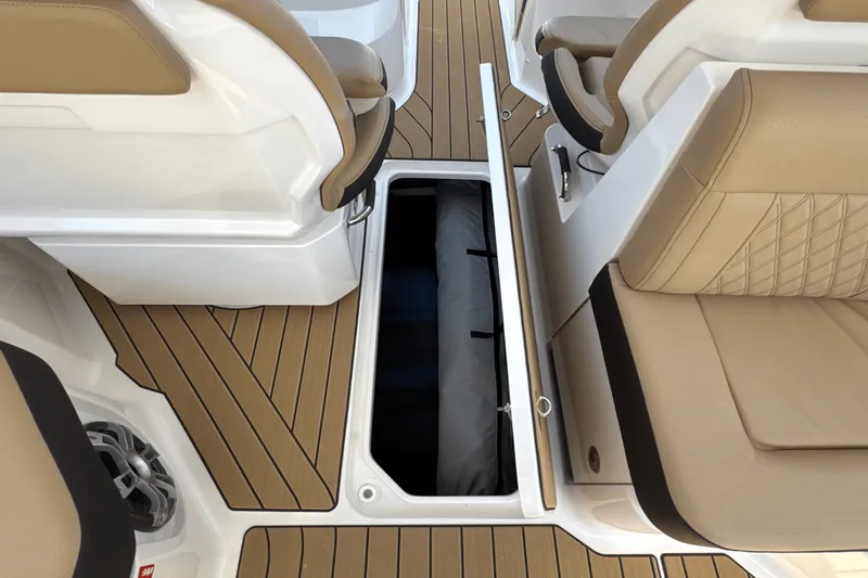 Slide: The Image of Sea Ray SLX 310 Outboard 2025 - 45