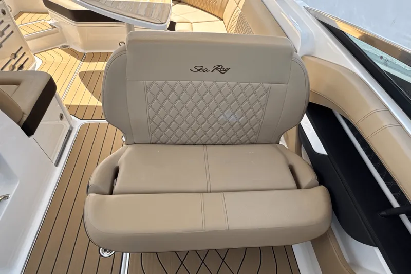 Slide: The Image of Sea Ray SLX 310 Outboard 2025 - 47