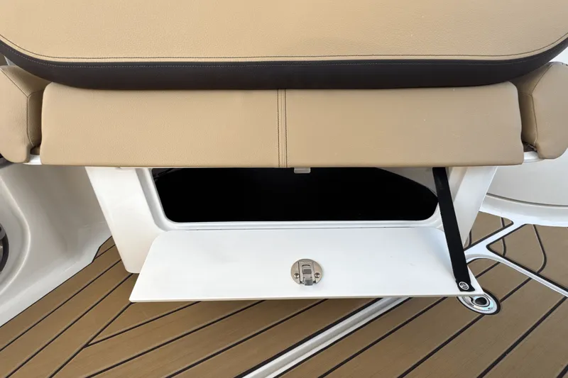 Slide: The Image of Sea Ray SLX 310 Outboard 2025 - 52