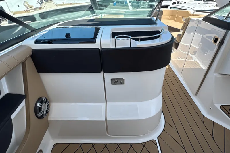 Slide: The Image of Sea Ray SLX 310 Outboard 2025 - 53