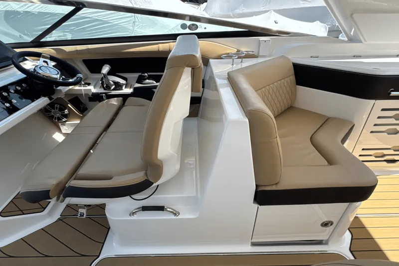 Slide: The Image of Sea Ray SLX 310 Outboard 2025 - 58