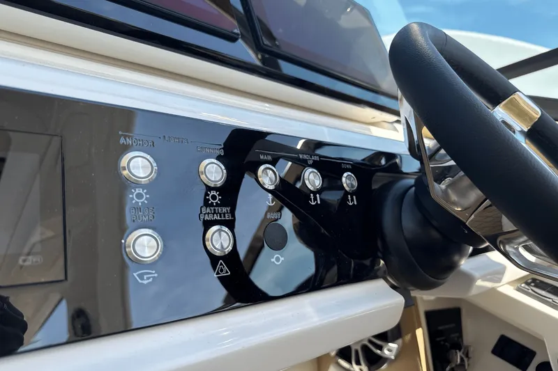 Slide: The Image of Sea Ray SLX 310 Outboard 2025 - 62