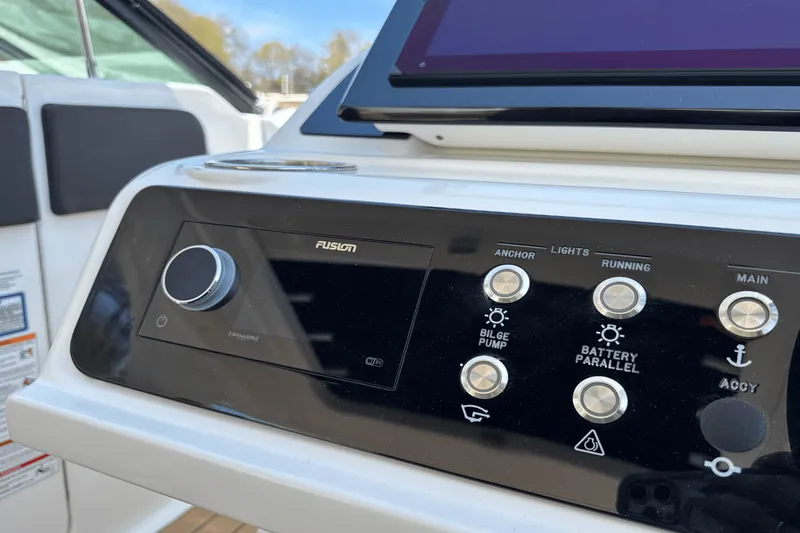 Slide: The Image of Sea Ray SLX 310 Outboard 2025 - 64