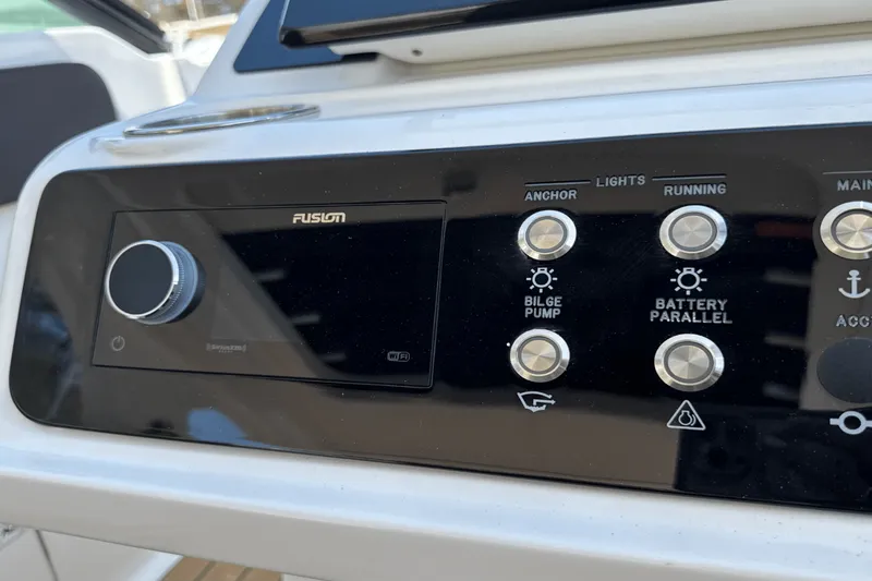 Slide: The Image of Sea Ray SLX 310 Outboard 2025 - 65