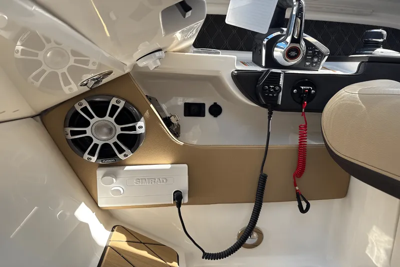 Slide: The Image of Sea Ray SLX 310 Outboard 2025 - 66