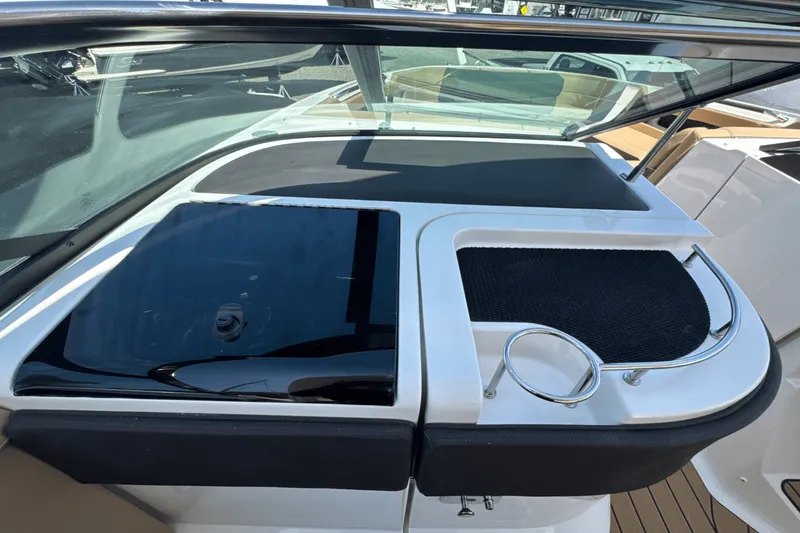 Slide: The Image of Sea Ray SLX 310 Outboard 2025 - 68