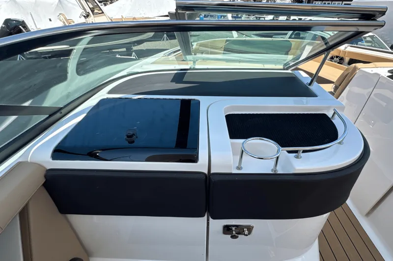 Slide: The Image of Sea Ray SLX 310 Outboard 2025 - 69