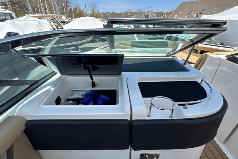 Slide: The Image of Sea Ray SLX 310 Outboard 2025 - 70