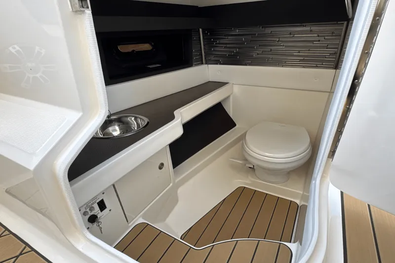 Slide: The Image of Sea Ray SLX 310 Outboard 2025 - 72