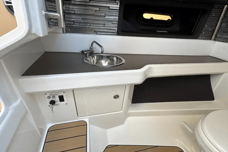 Slide: The Image of Sea Ray SLX 310 Outboard 2025 - 74