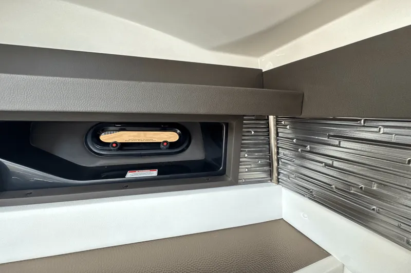 Slide: The Image of Sea Ray SLX 310 Outboard 2025 - 77