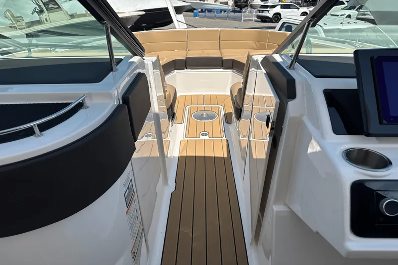 Slide: The Image of Sea Ray SLX 310 Outboard 2025 - 80