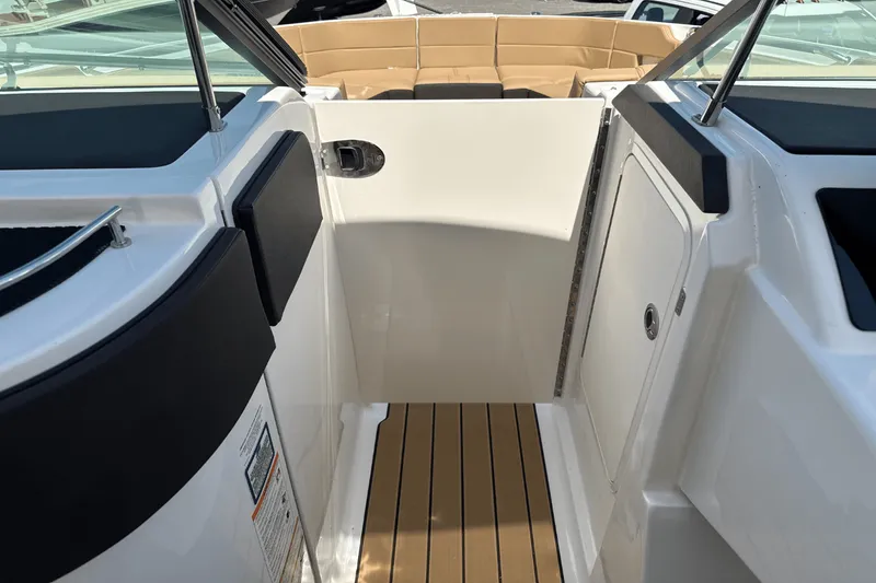 Slide: The Image of Sea Ray SLX 310 Outboard 2025 - 81