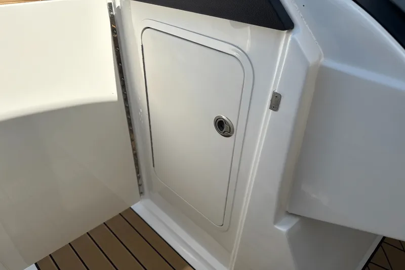 Slide: The Image of Sea Ray SLX 310 Outboard 2025 - 82