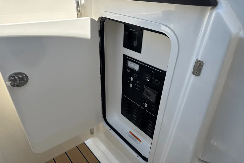 Slide: The Image of Sea Ray SLX 310 Outboard 2025 - 83