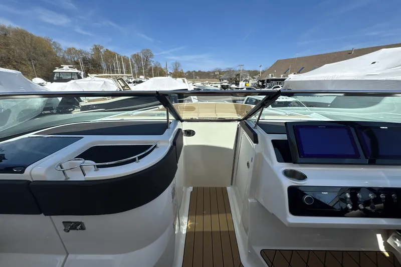 Slide: The Image of Sea Ray SLX 310 Outboard 2025 - 84