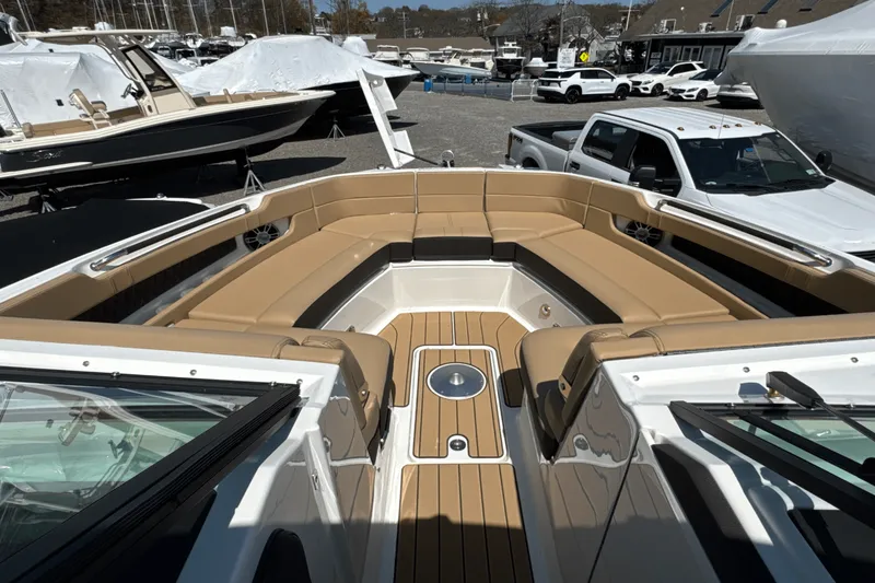 Slide: The Image of Sea Ray SLX 310 Outboard 2025 - 89