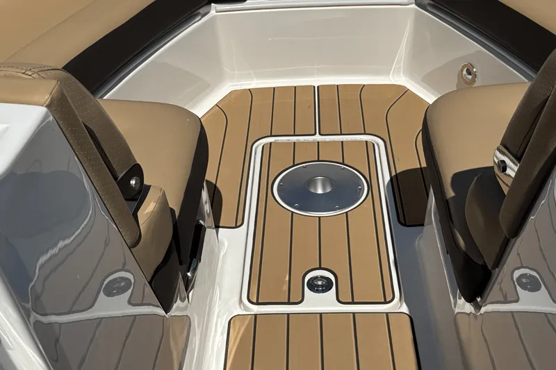 Slide: The Image of Sea Ray SLX 310 Outboard 2025 - 91