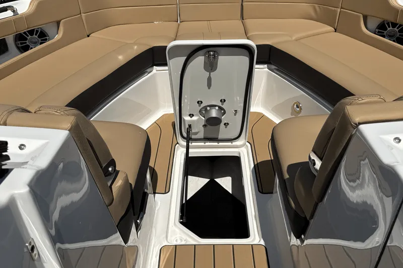 Slide: The Image of Sea Ray SLX 310 Outboard 2025 - 92