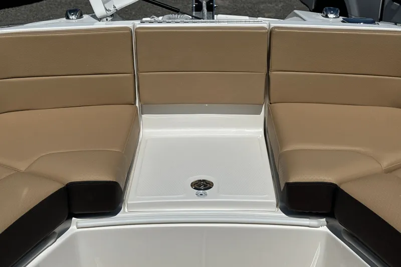 Slide: The Image of Sea Ray SLX 310 Outboard 2025 - 93