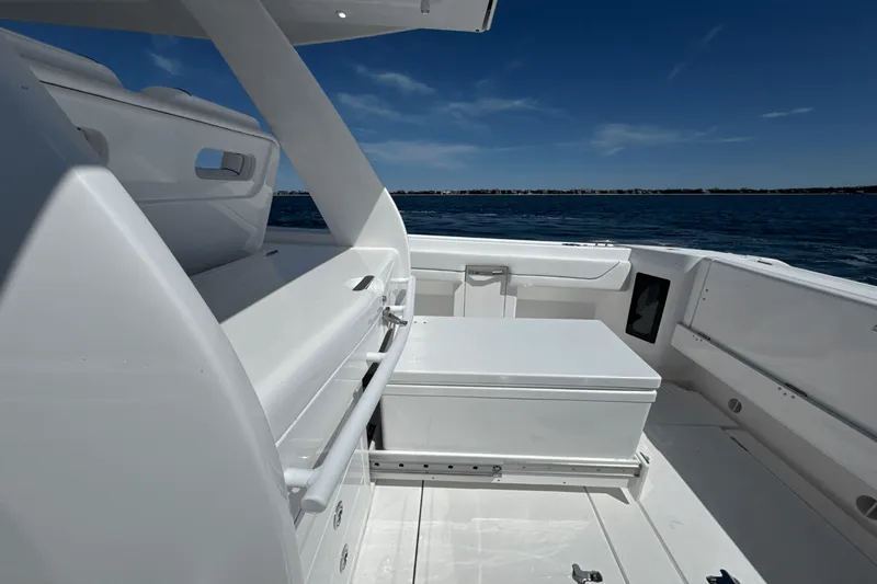 Slide: The Image of Intrepid 345 NOMAD SE 2025 - 30