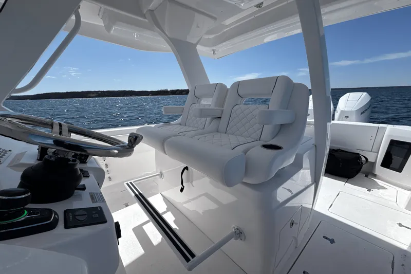 Slide: The Image of Intrepid 345 NOMAD SE 2025 - 32