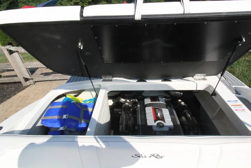 Slide: The Image of Sea Ray SPX 210 2021 - 12903697