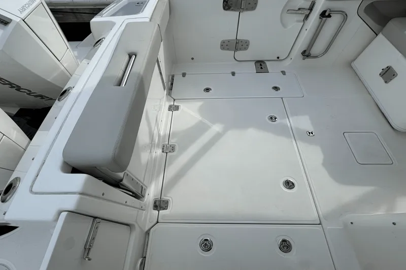 Slide: The Image of Boston Whaler 280 Vantage 2023 - 12